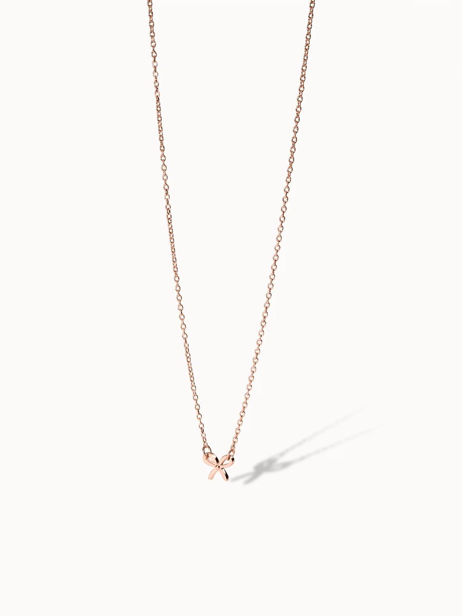 Zarte Halskette mit Schleifenanhänger in Gold