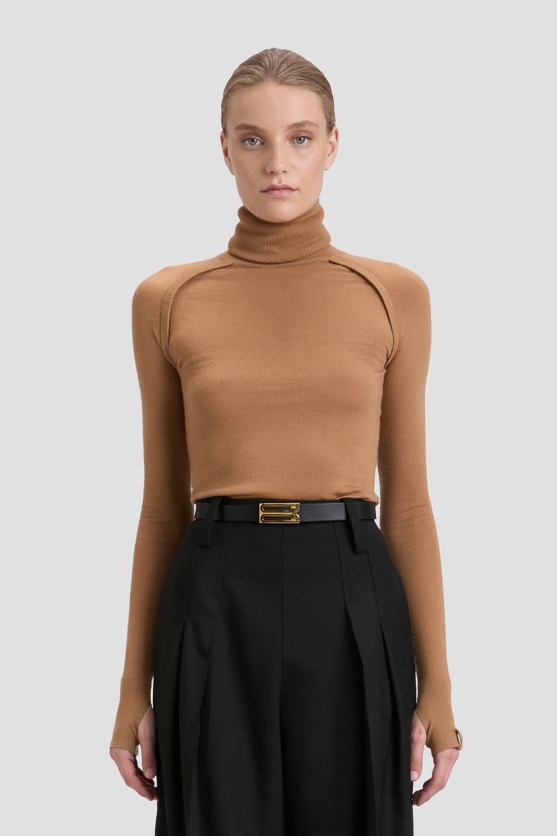 Figurbetonter Rollkragenpullover mit Ausschnitt