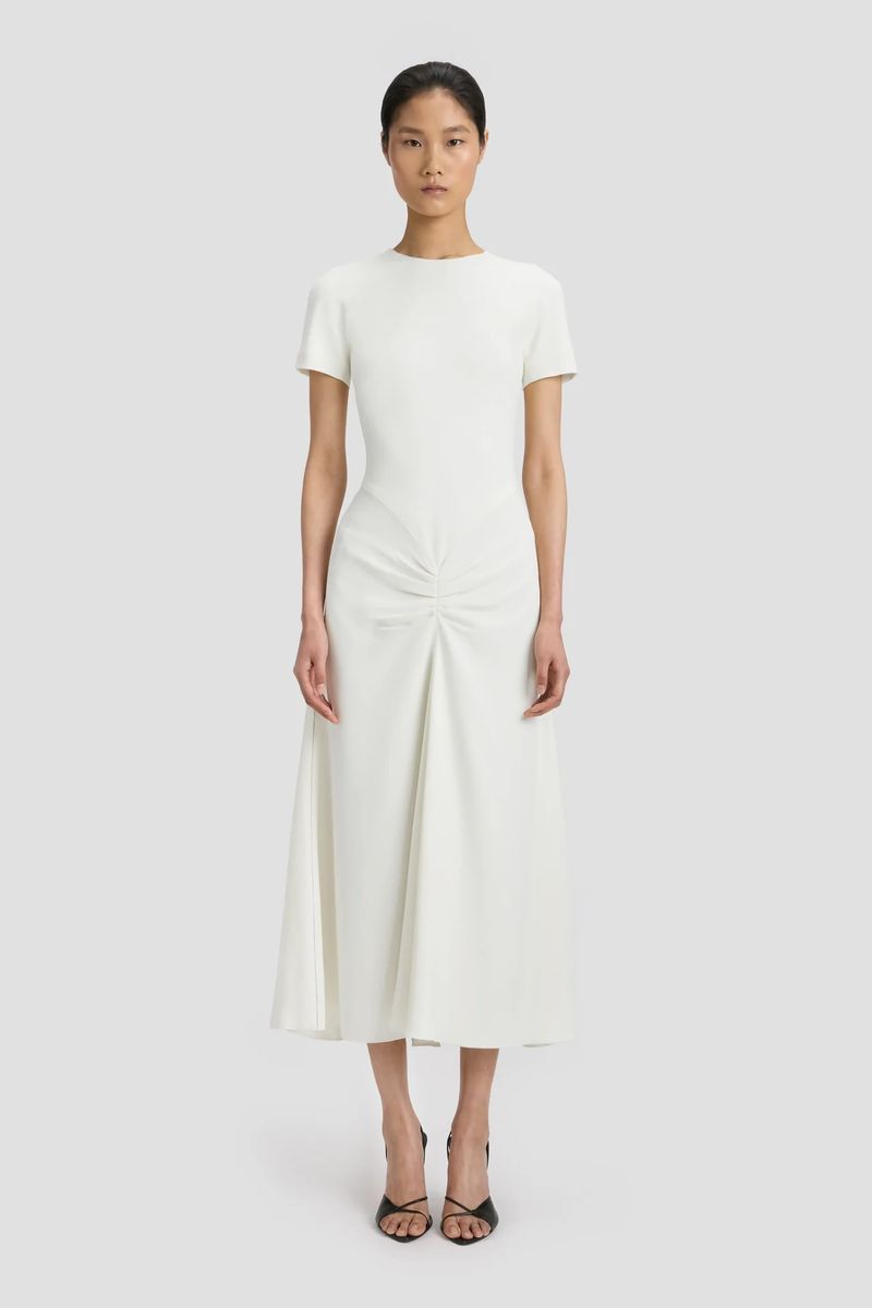 Elegantes elfenbeinfarbenes Midikleid mit Falten