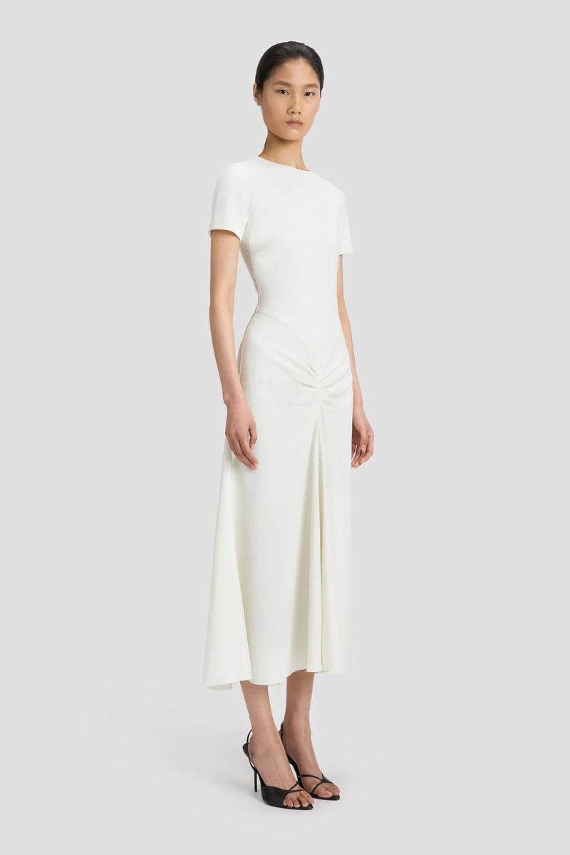 Elegantes elfenbeinfarbenes Midikleid mit Falten