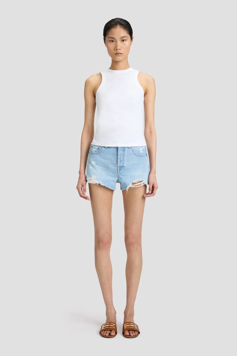 Distressed Denim Shorts in Hellblau