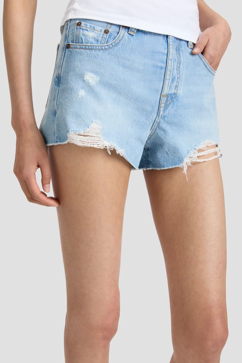 Distressed Denim Shorts in Hellblau