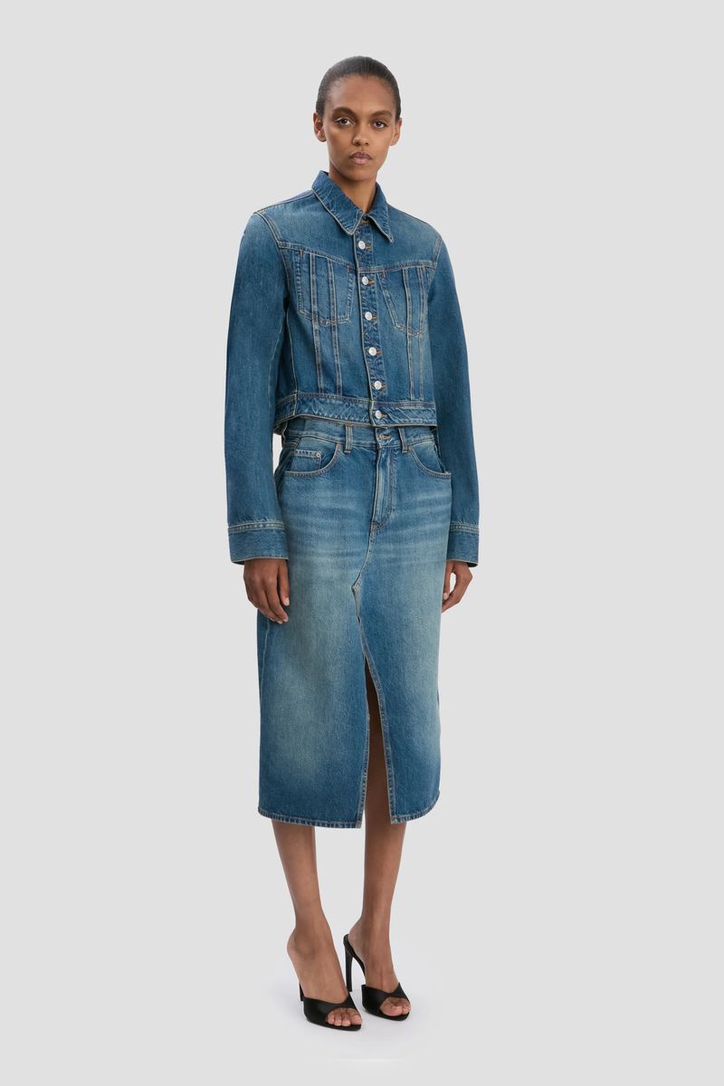 Kurze Jeansjacke mit langen Ärmeln