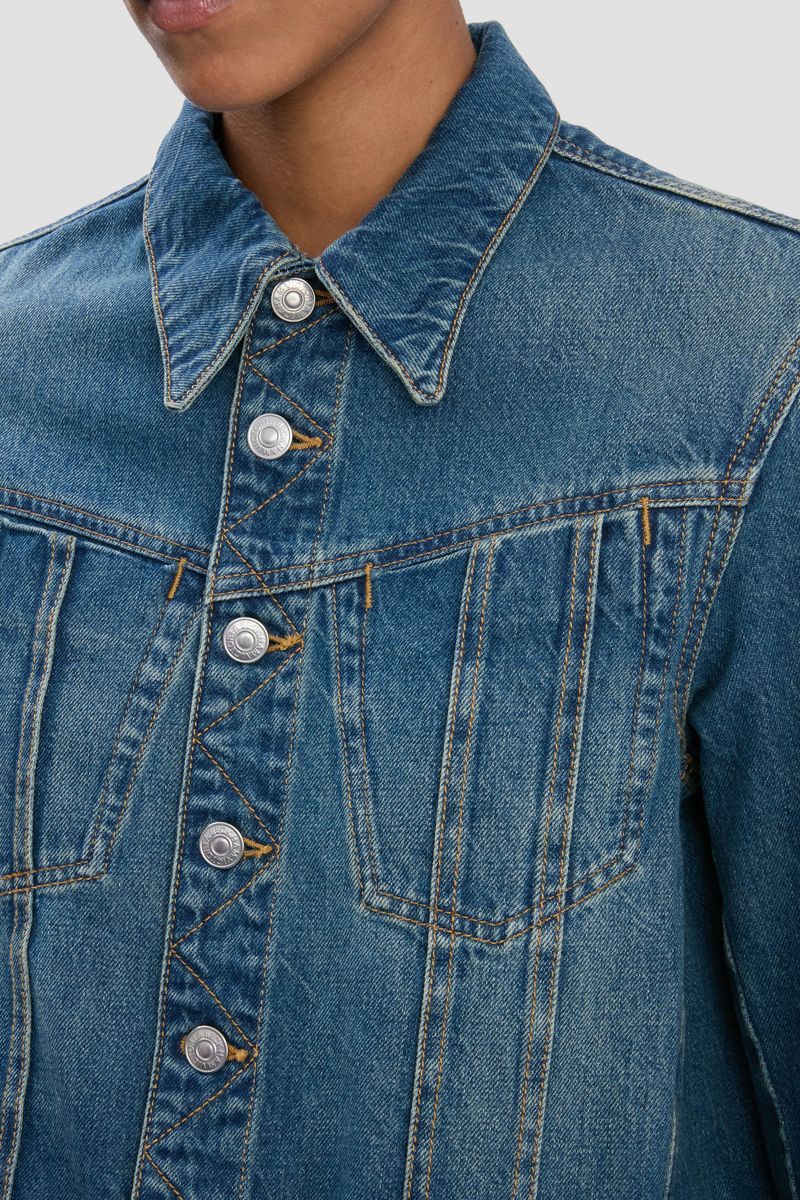 Kurze Jeansjacke mit langen Ärmeln