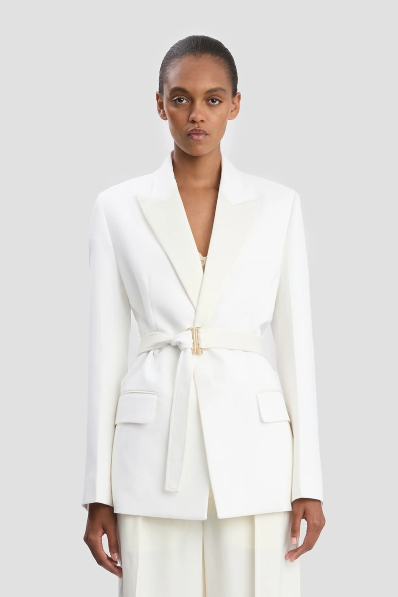 Elfenbeinfarbener taillierter Blazer mit Gürtel