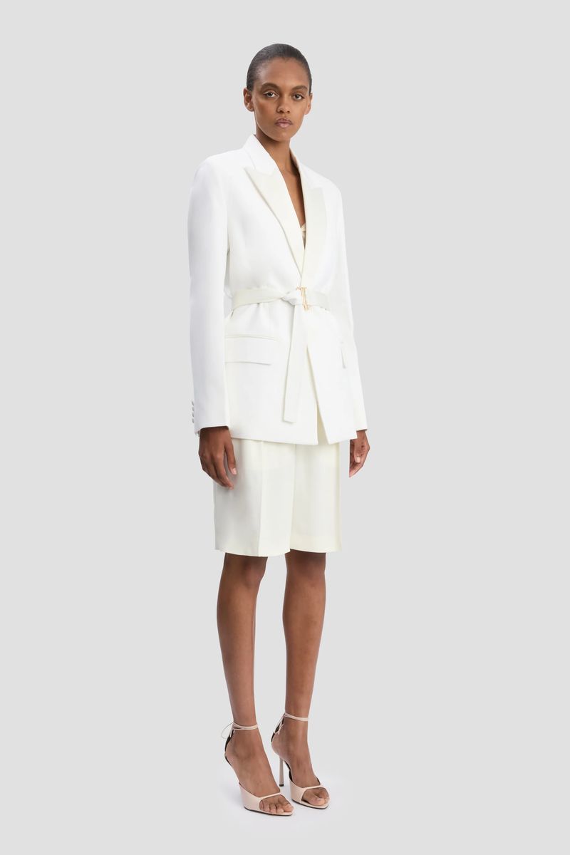 Elfenbeinfarbener taillierter Blazer mit Gürtel