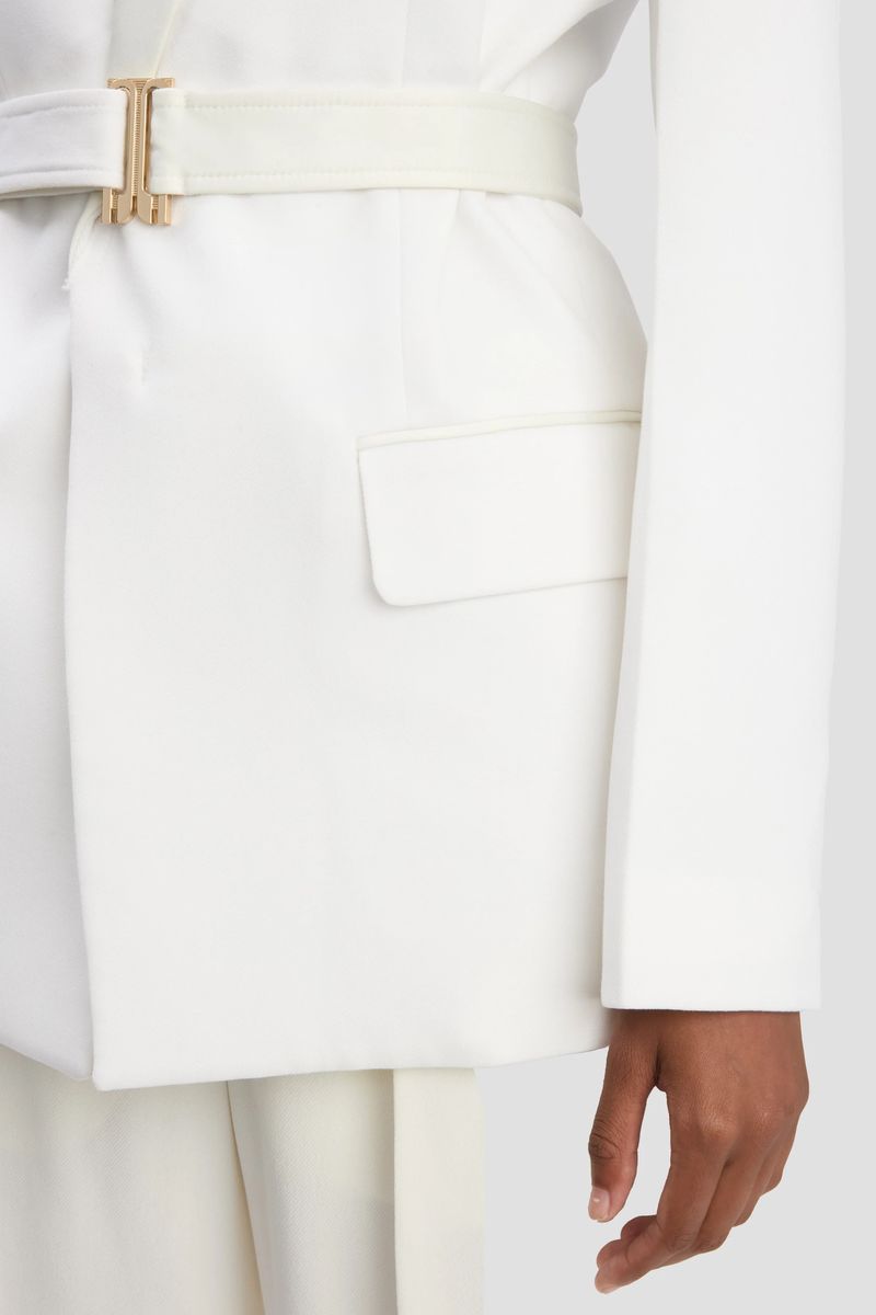 Elfenbeinfarbener taillierter Blazer mit Gürtel