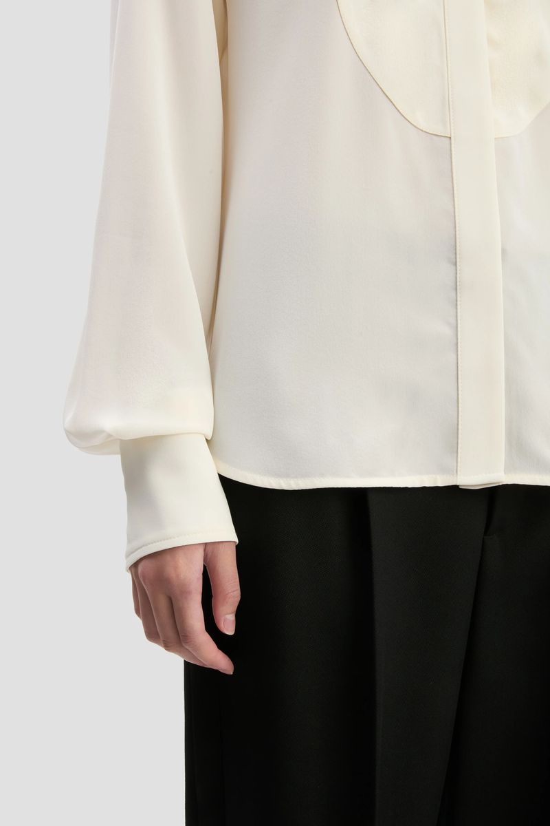 Elfenbeinfarbene Seidenbluse mit Latzdetail