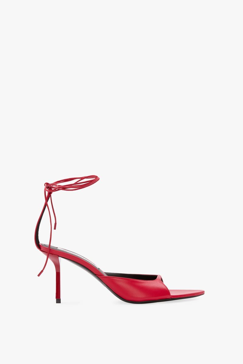 Rote Sandale mit Stiletto und Knöchelriemen
