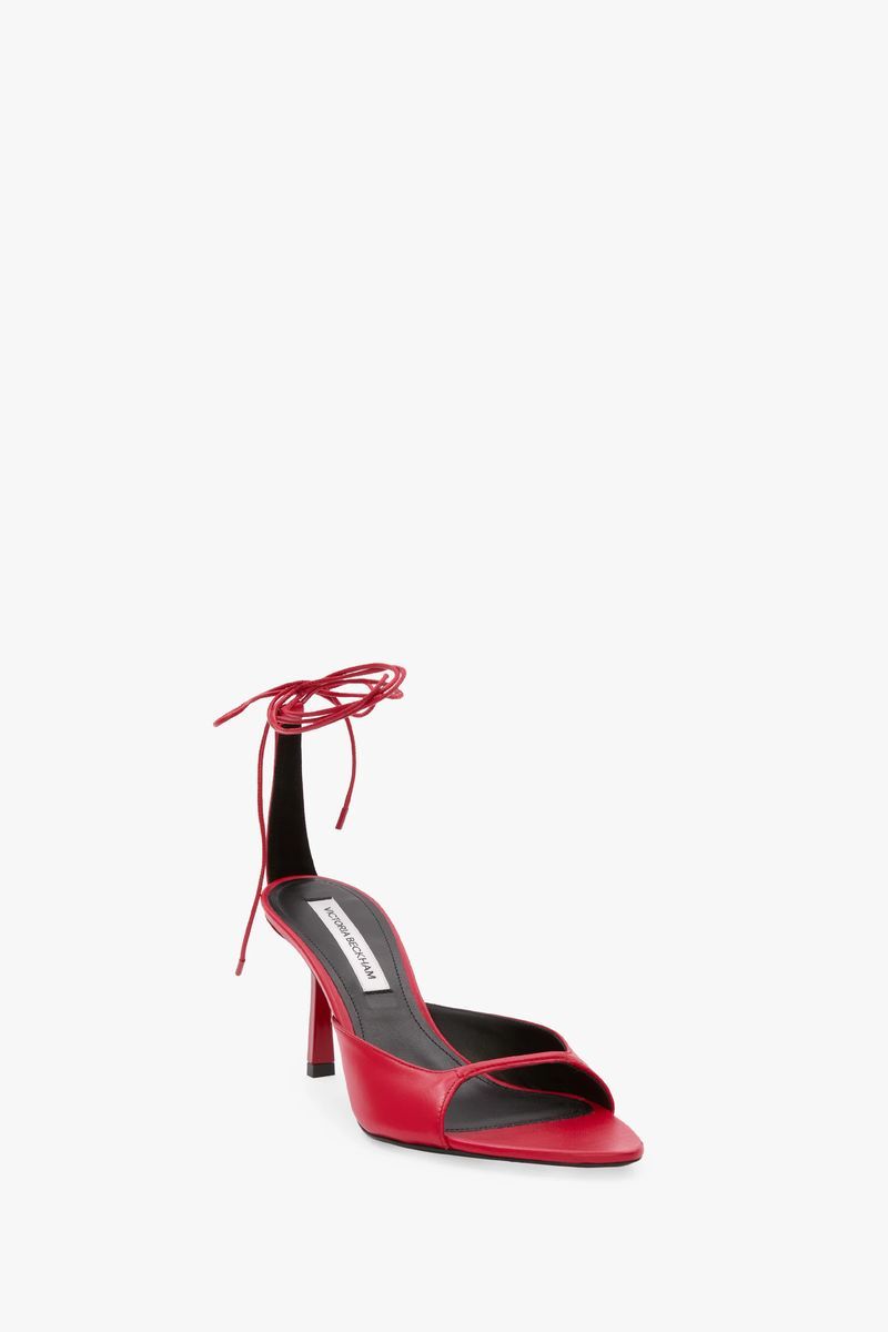 Rote Sandale mit Stiletto und Knöchelriemen