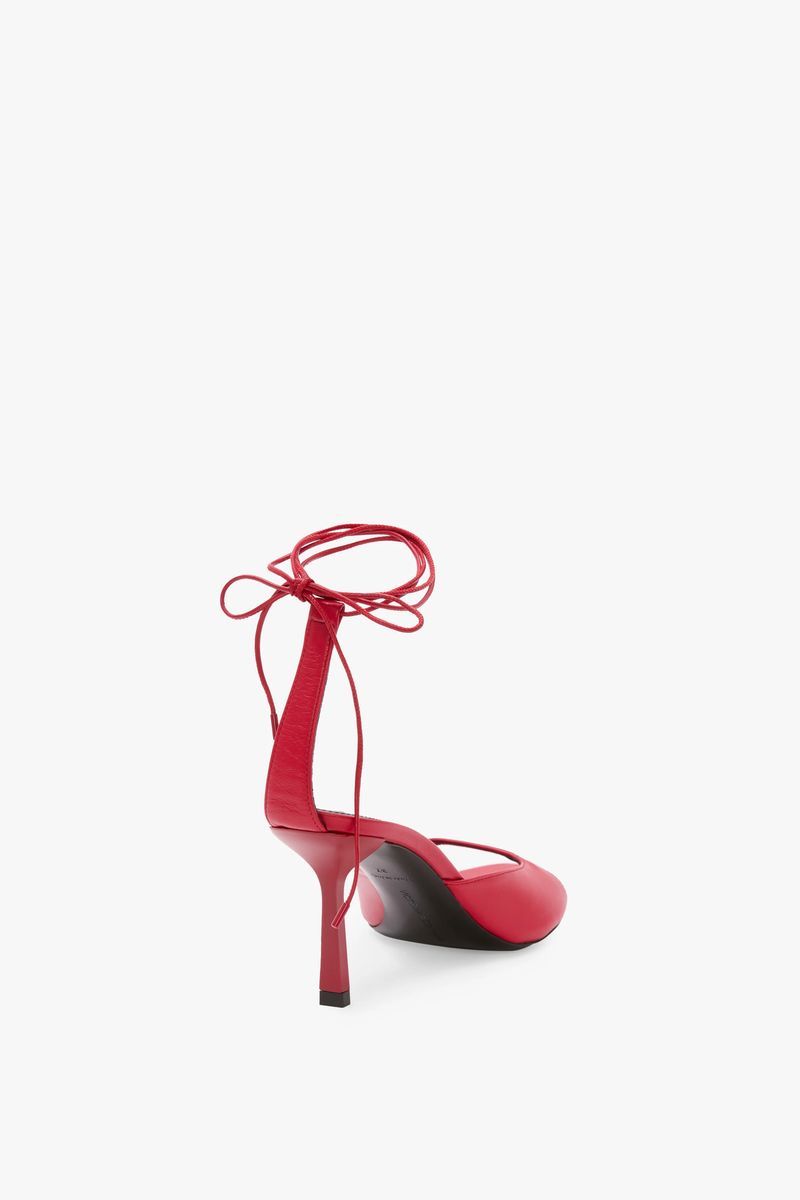 Rote Sandale mit Stiletto und Knöchelriemen