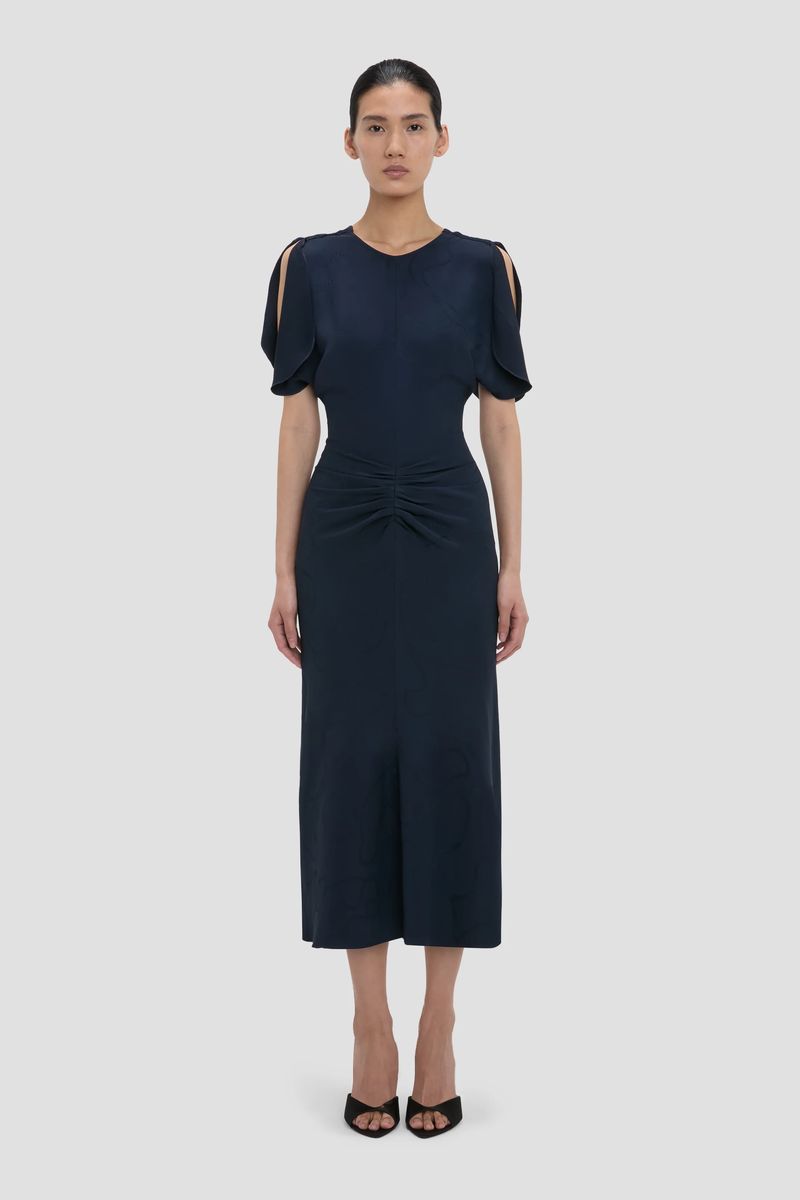 Midi-Kleid mit geraffter Taille und Ärmeln