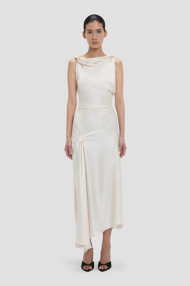 Elfenbeinfarbenes drapiertes Plissee-Midikleid