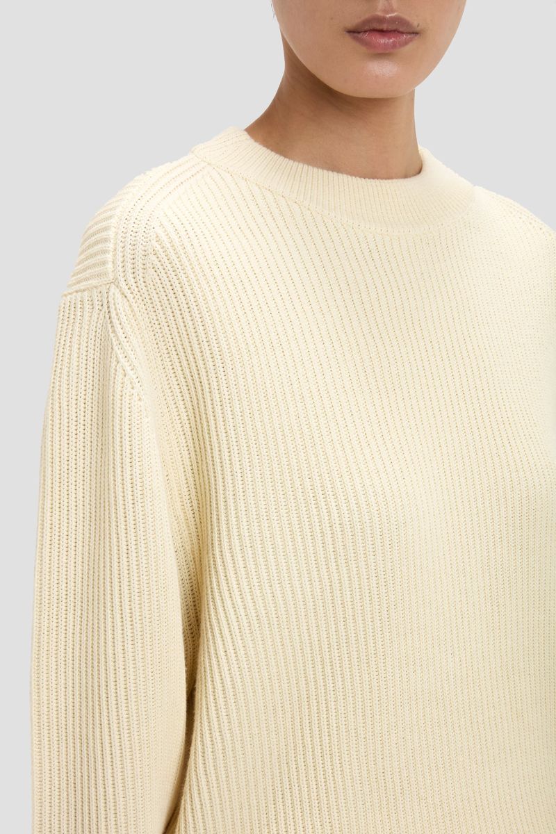 Elfenbeinfarbener Pullover mit entspannter Passform und Fischerstich