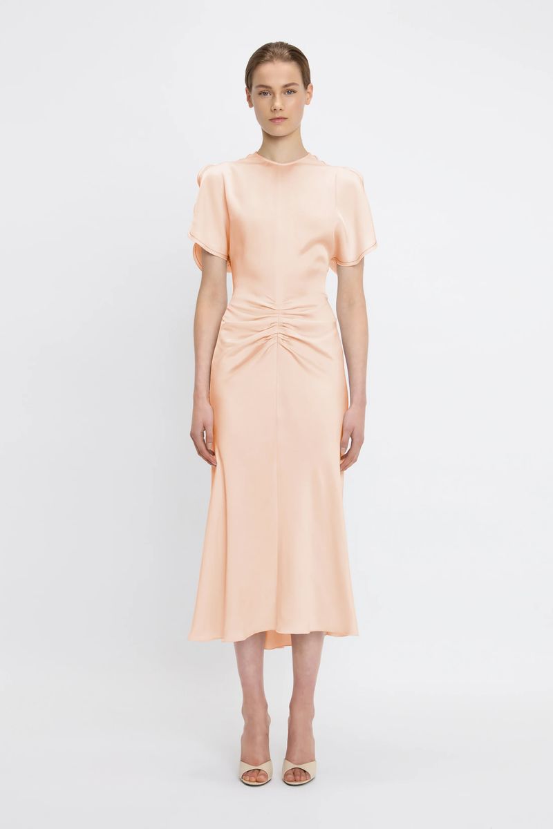 Elegantes Pfirsichfarbenes Midi-Kleid mit Raffung