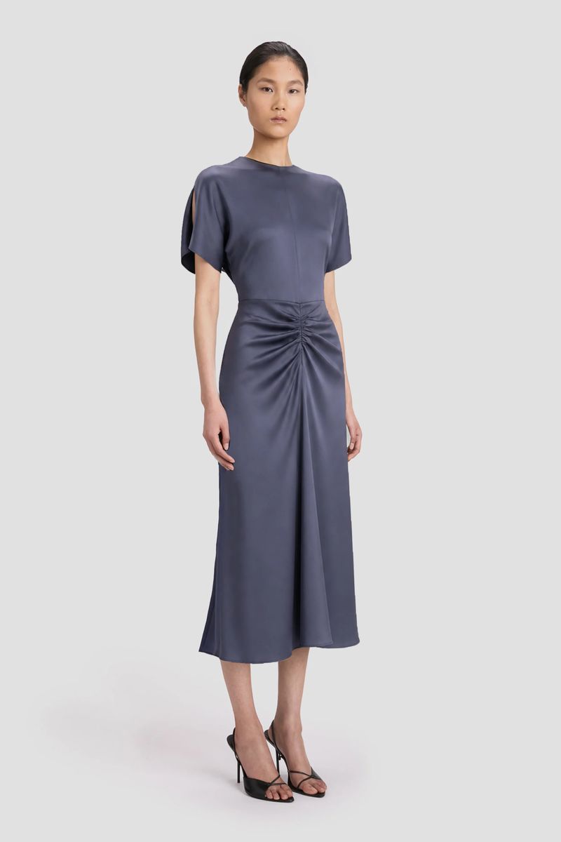 Bela Plissee-Satin-Midikleid