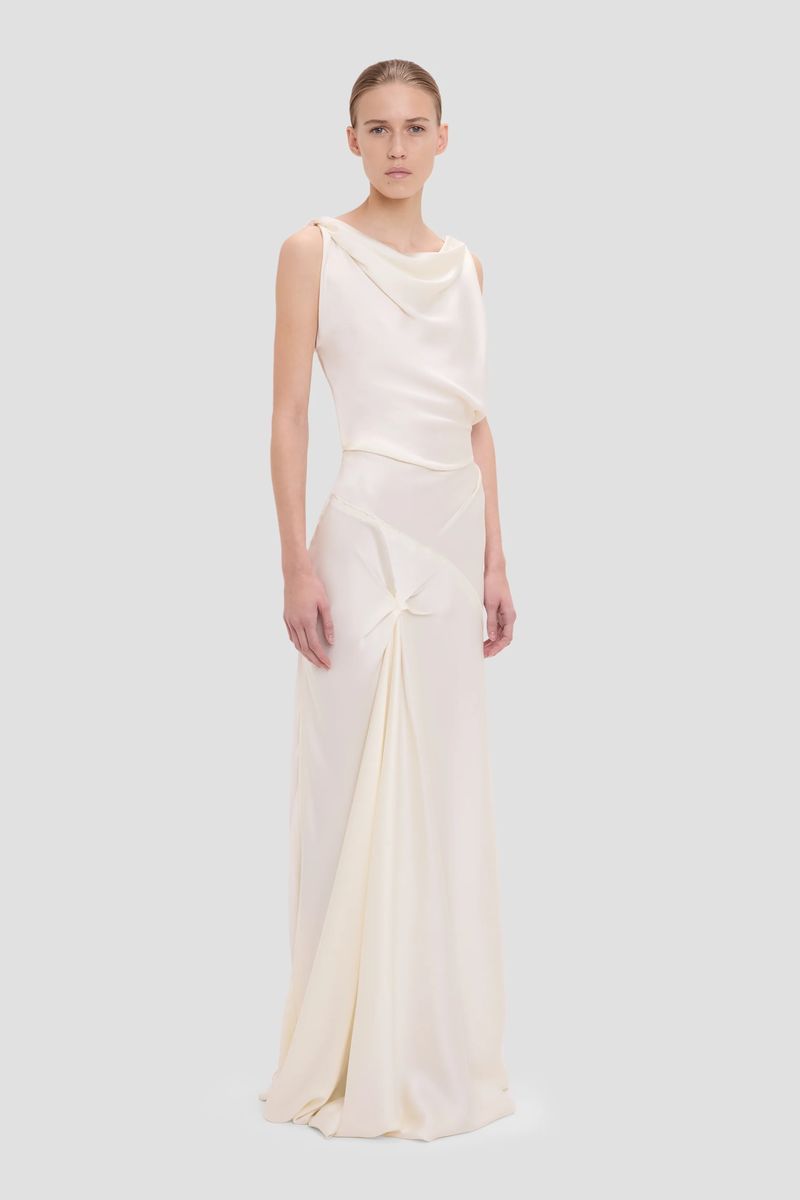 Elegantes elfenbeinfarbenes drapiertes Abendkleid