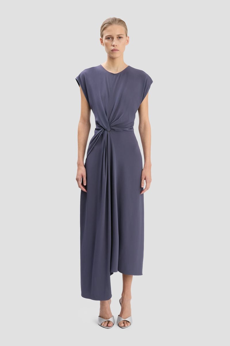 Midi-Kleid mit gedreiter Taille und Flügelärmeln