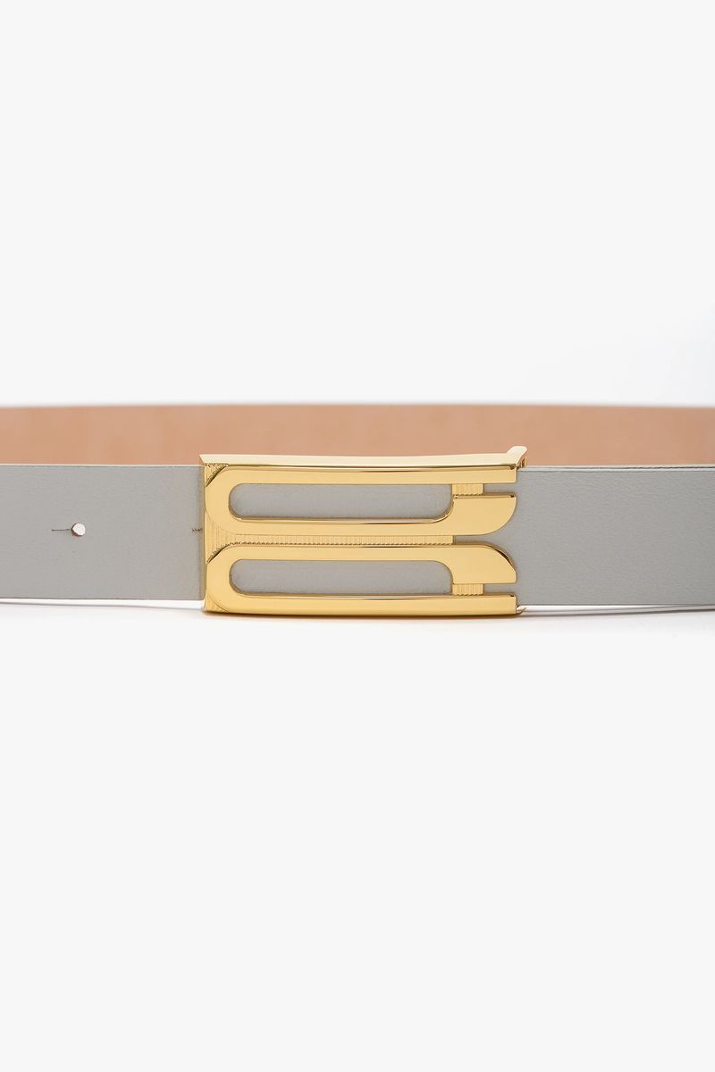 Minimalistischer grauer Ledergürtel mit goldener Schnalle