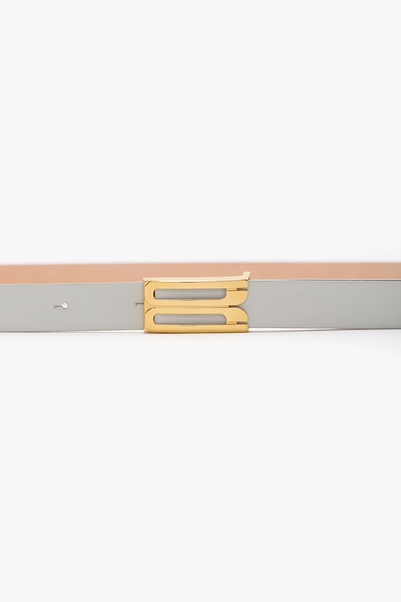 Minimalistischer grauer Ledergürtel mit goldener Schnalle