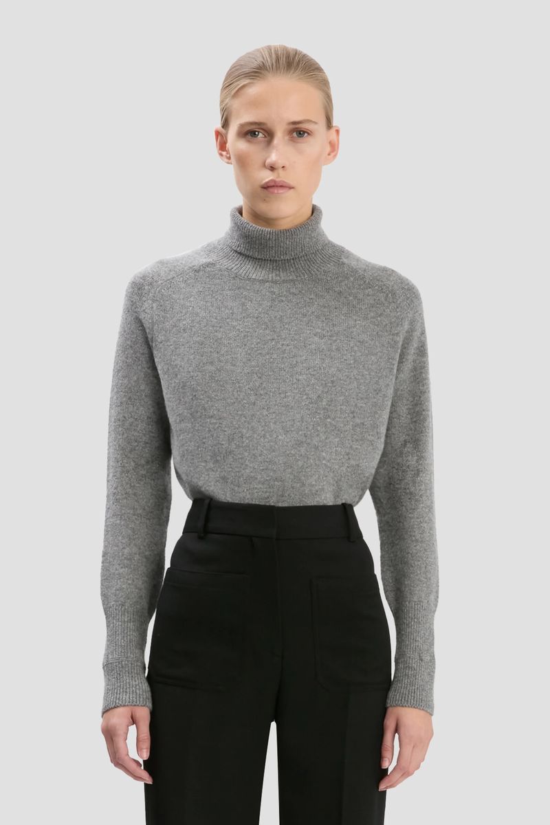 Klassischer grauer Rollkragenpullover aus Wolle