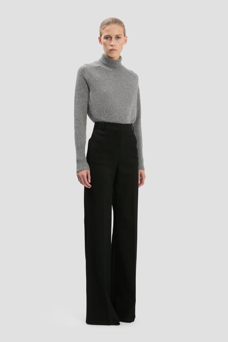 Klassischer grauer Rollkragenpullover aus Wolle