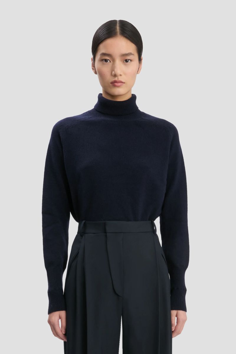Marineblauer Rollkragenpullover aus Lammwolle