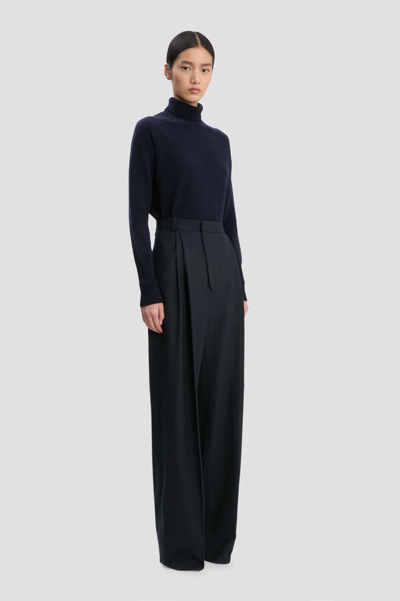 Marineblauer Rollkragenpullover aus Lammwolle