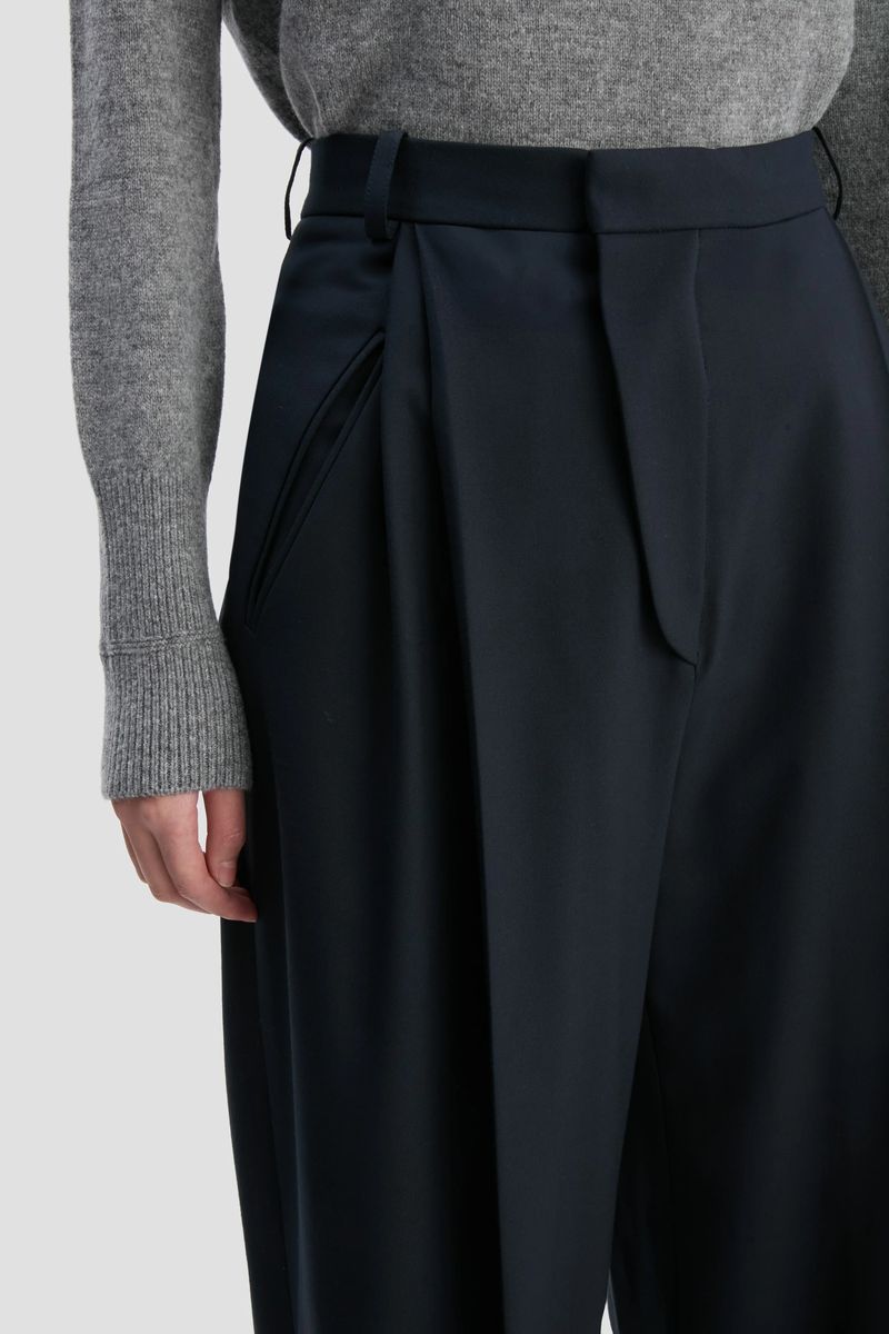 Hochtaillierte, plissierte, weitgeschnittene Hose