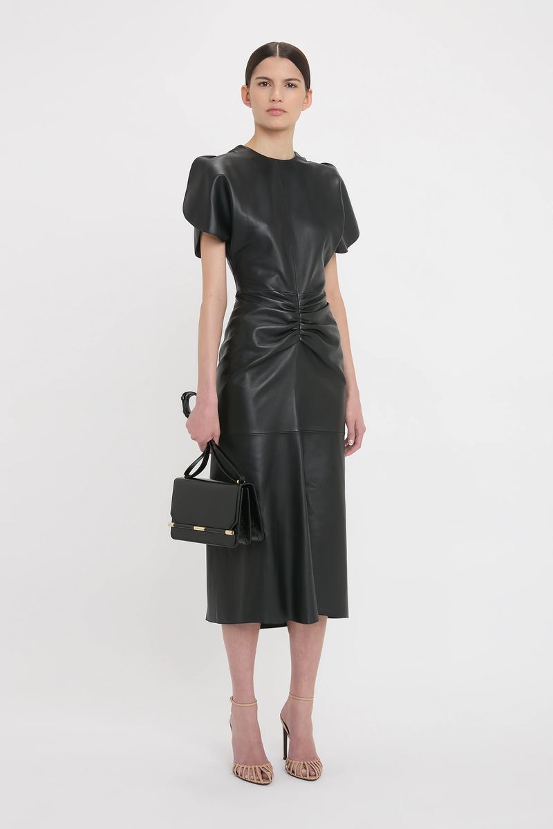 Figurbetontes Leder-Midikleid mit Falten