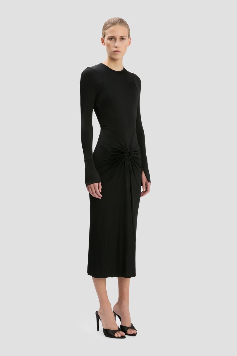 Elegantes, gerafftes Kleid mit langen Ärmeln