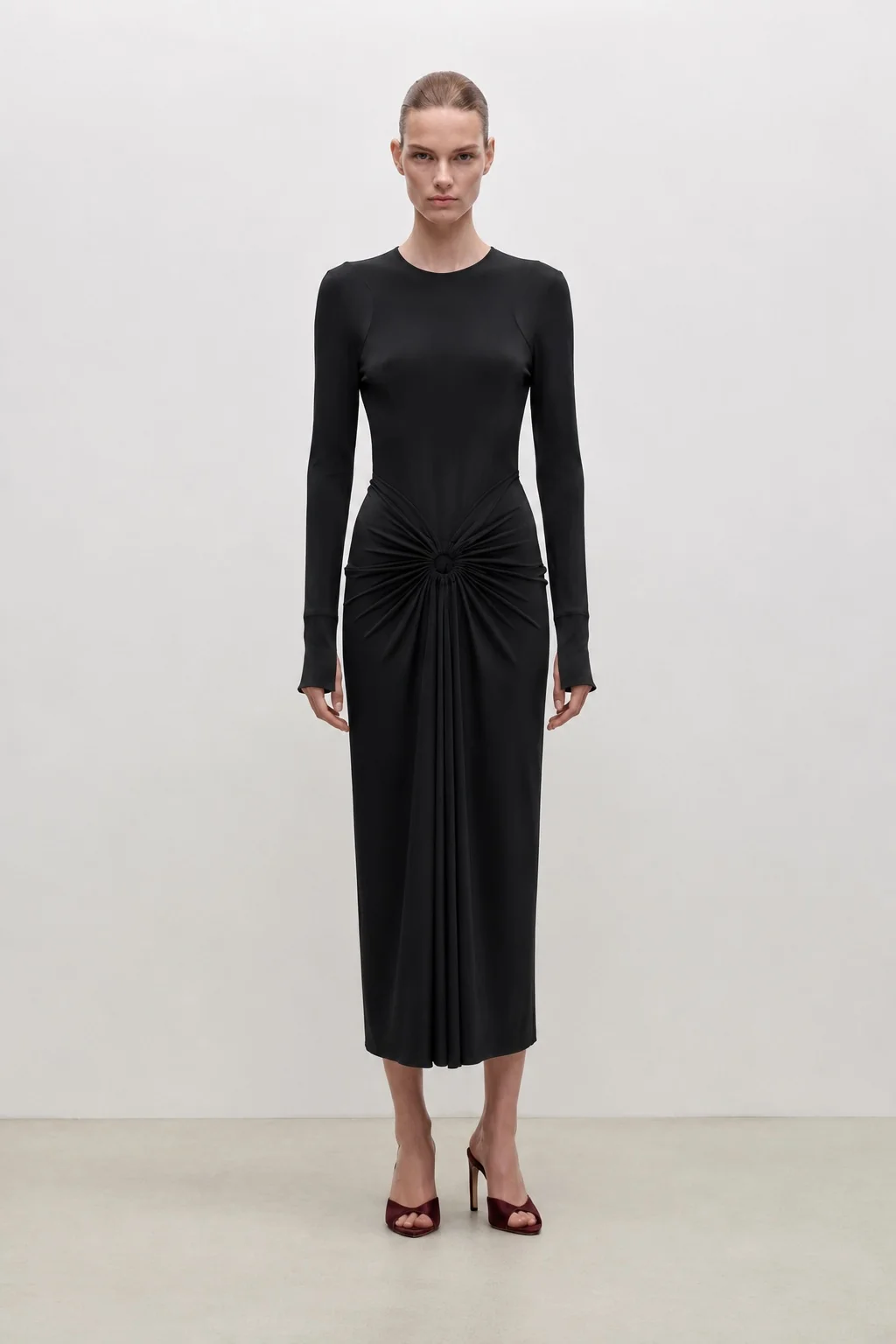 Langärmliges drapiertes Midikleid