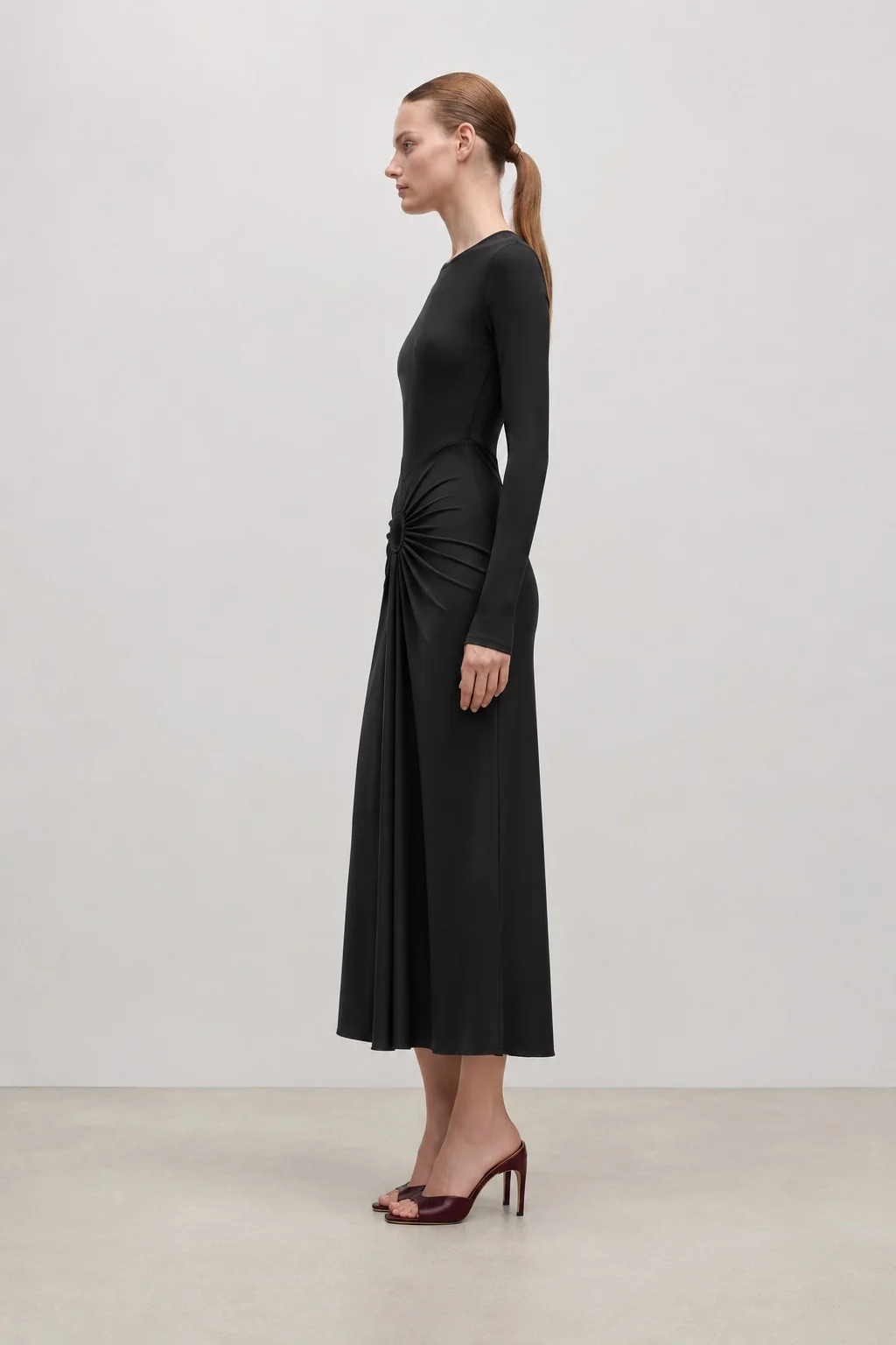 Langärmliges drapiertes Midikleid