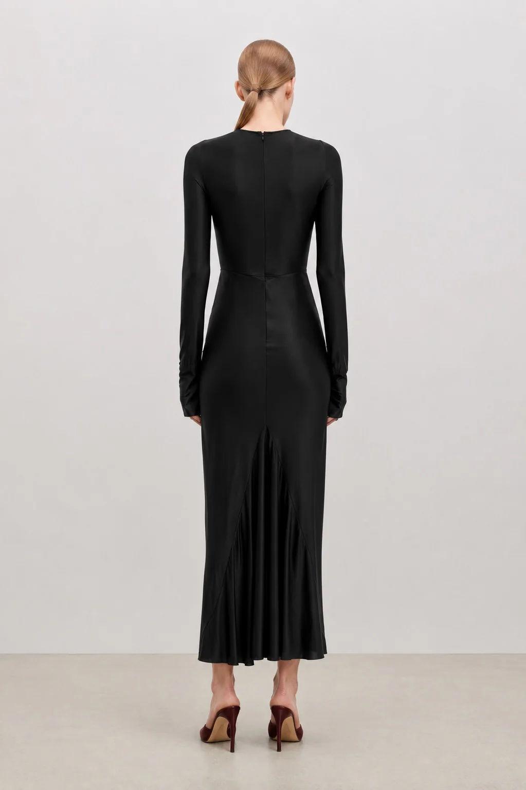 Langärmliges drapiertes Midikleid