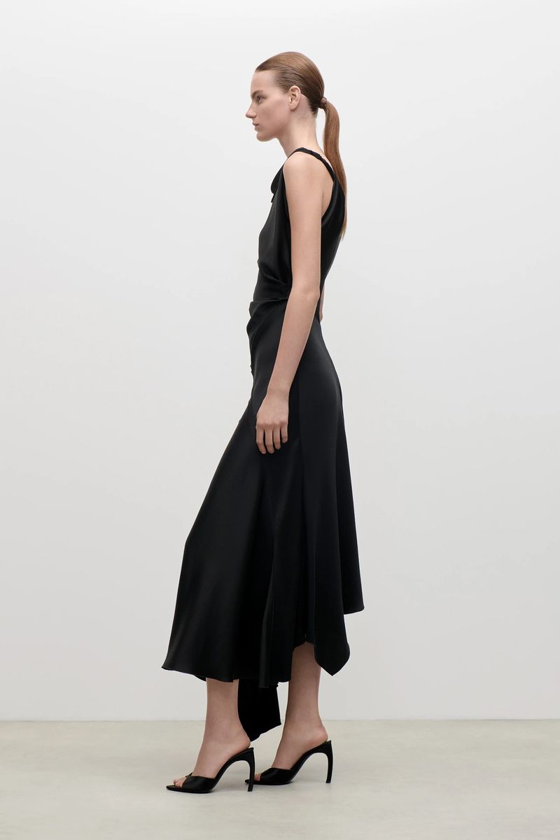Drapiertes asymmetrisches Satin-Midikleid