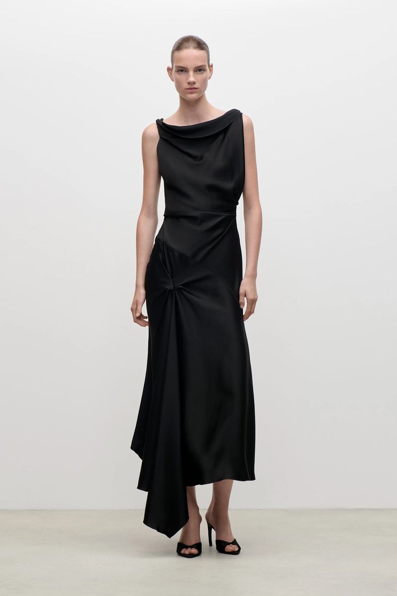 Drapiertes asymmetrisches Satin-Midikleid