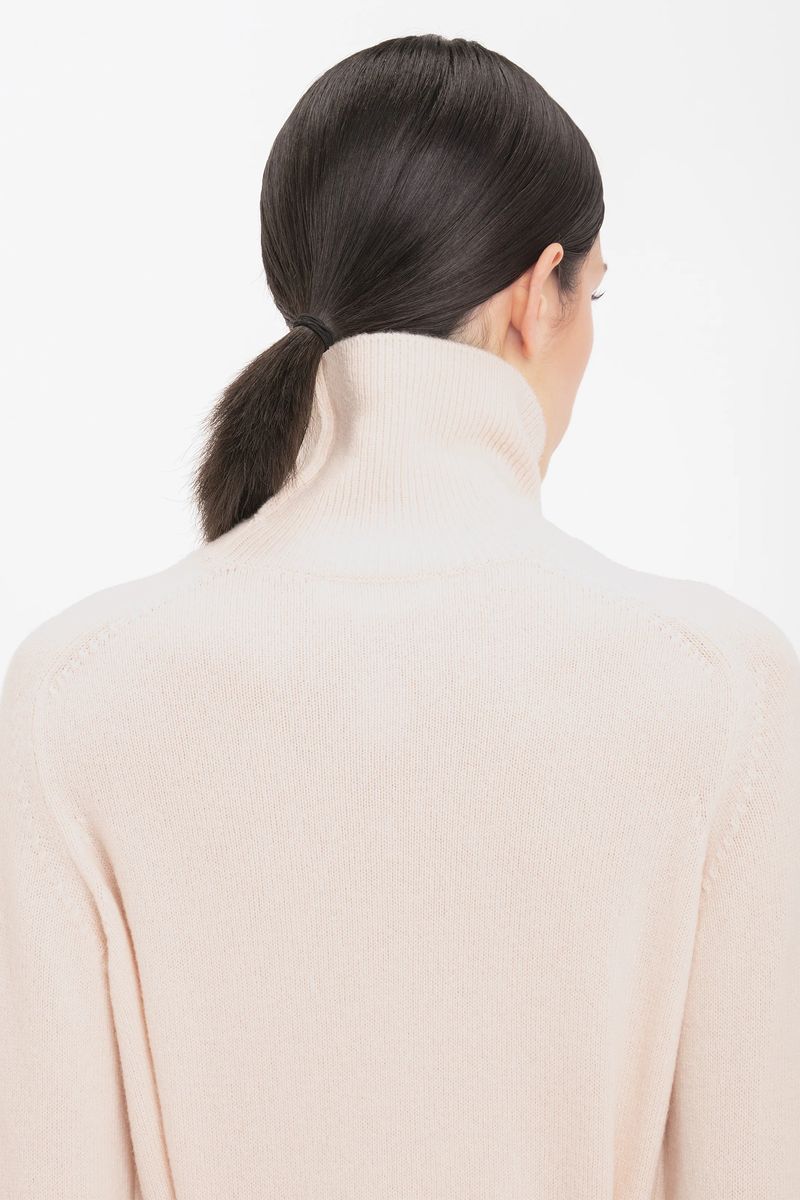 Elfenbeinfarbener Rollkragenpullover aus Lammswolle