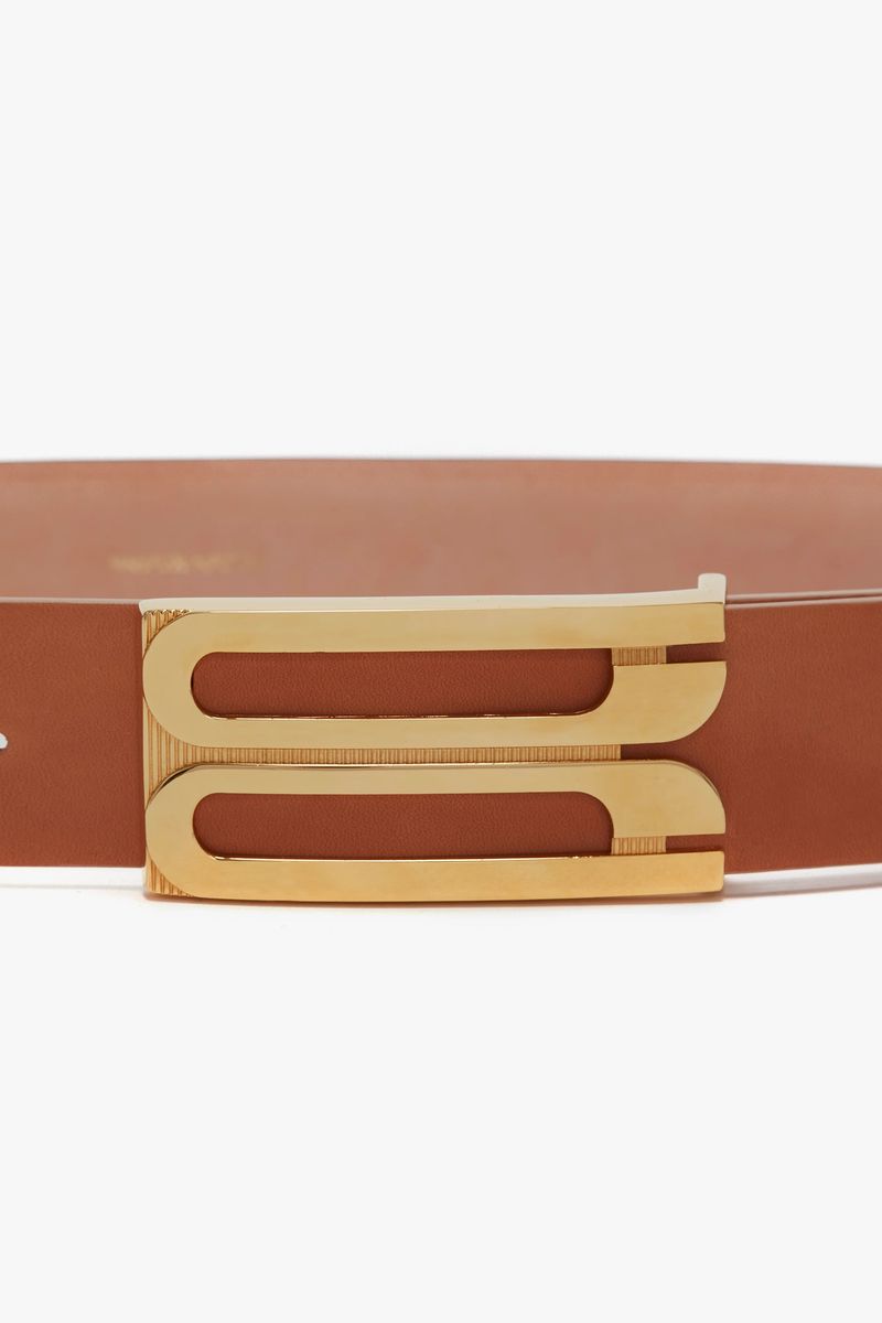 Eleganter tan Ledergürtel mit goldener Schnalle