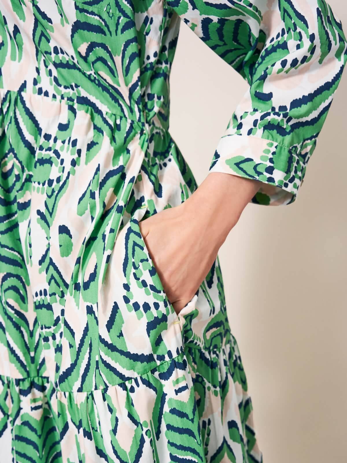 Grünes, gemustertes Stufen-Maxikleid aus Baumwolle