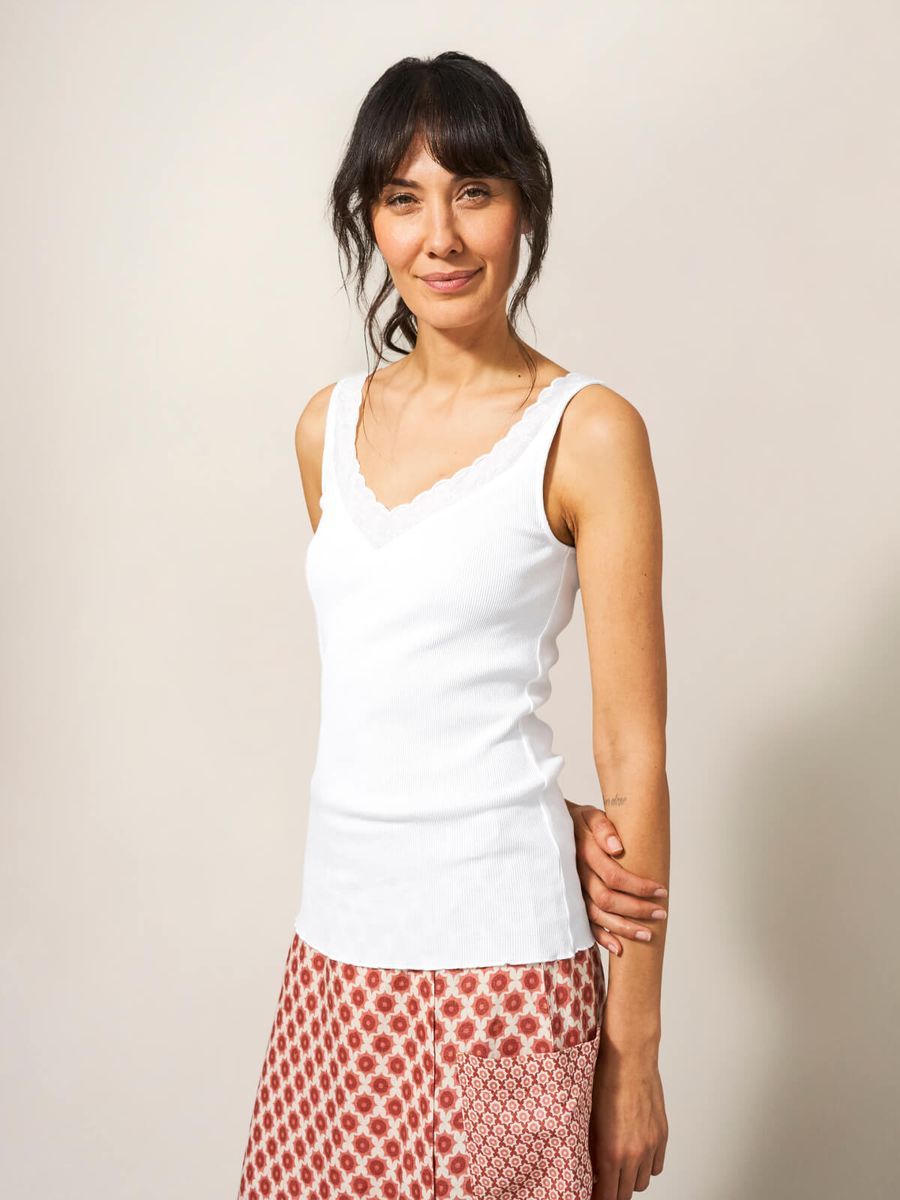 Geripptes Tanktop mit Spitzeneinfassung