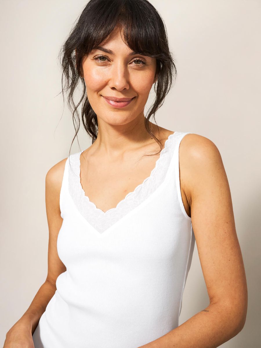 Geripptes Tanktop mit Spitzeneinfassung
