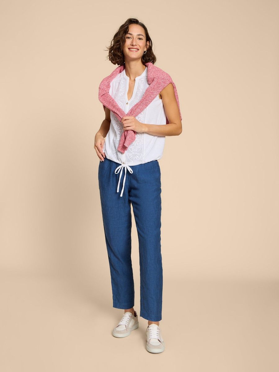 Ärmellose, bestickte Bluse mit Bindeband
