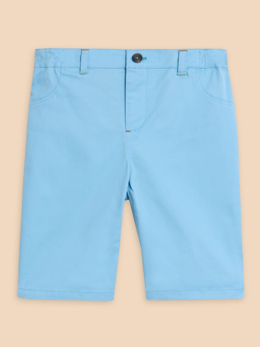Klassische hellblaue Chinoshorts