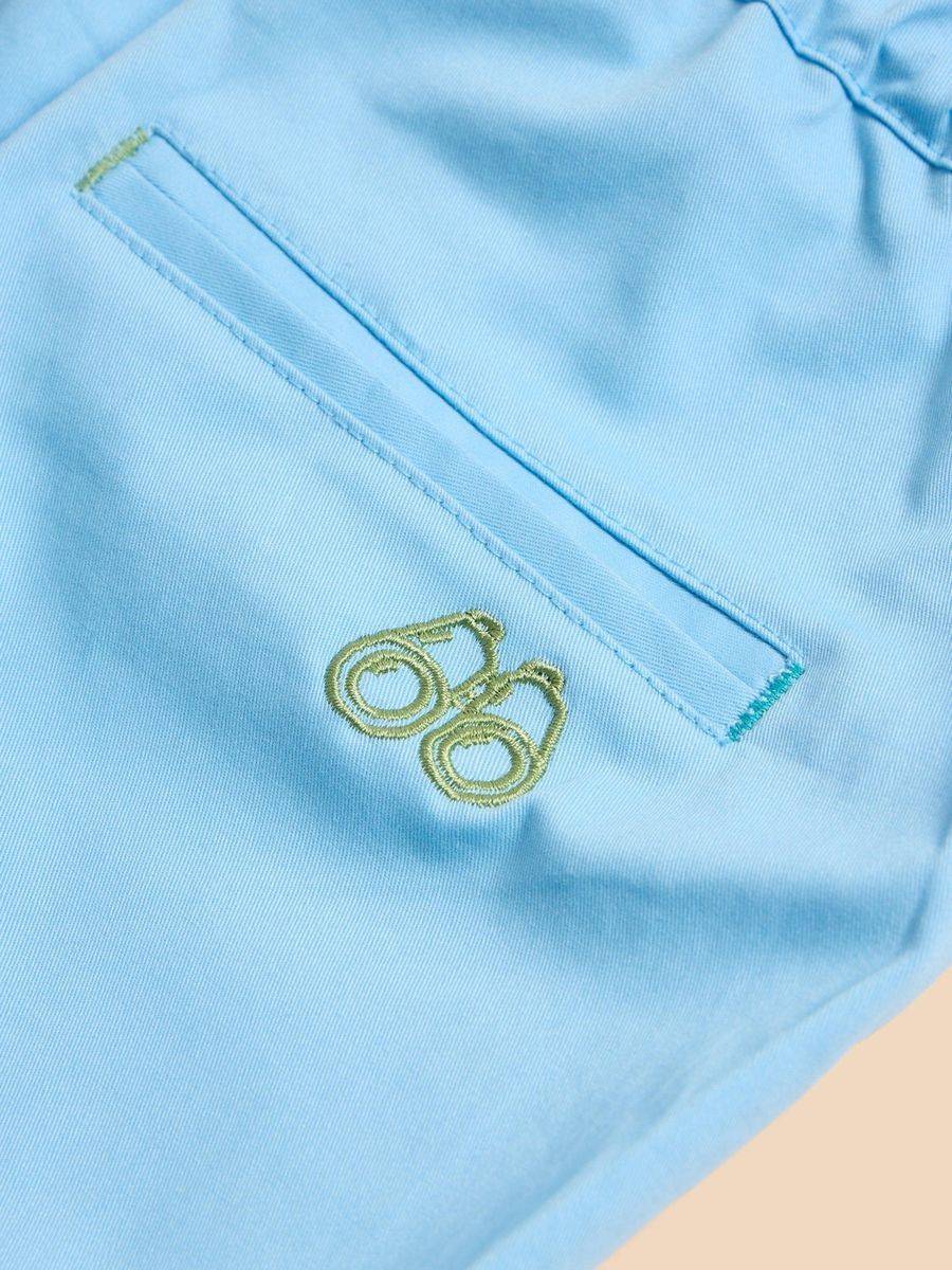 Klassische hellblaue Chinoshorts