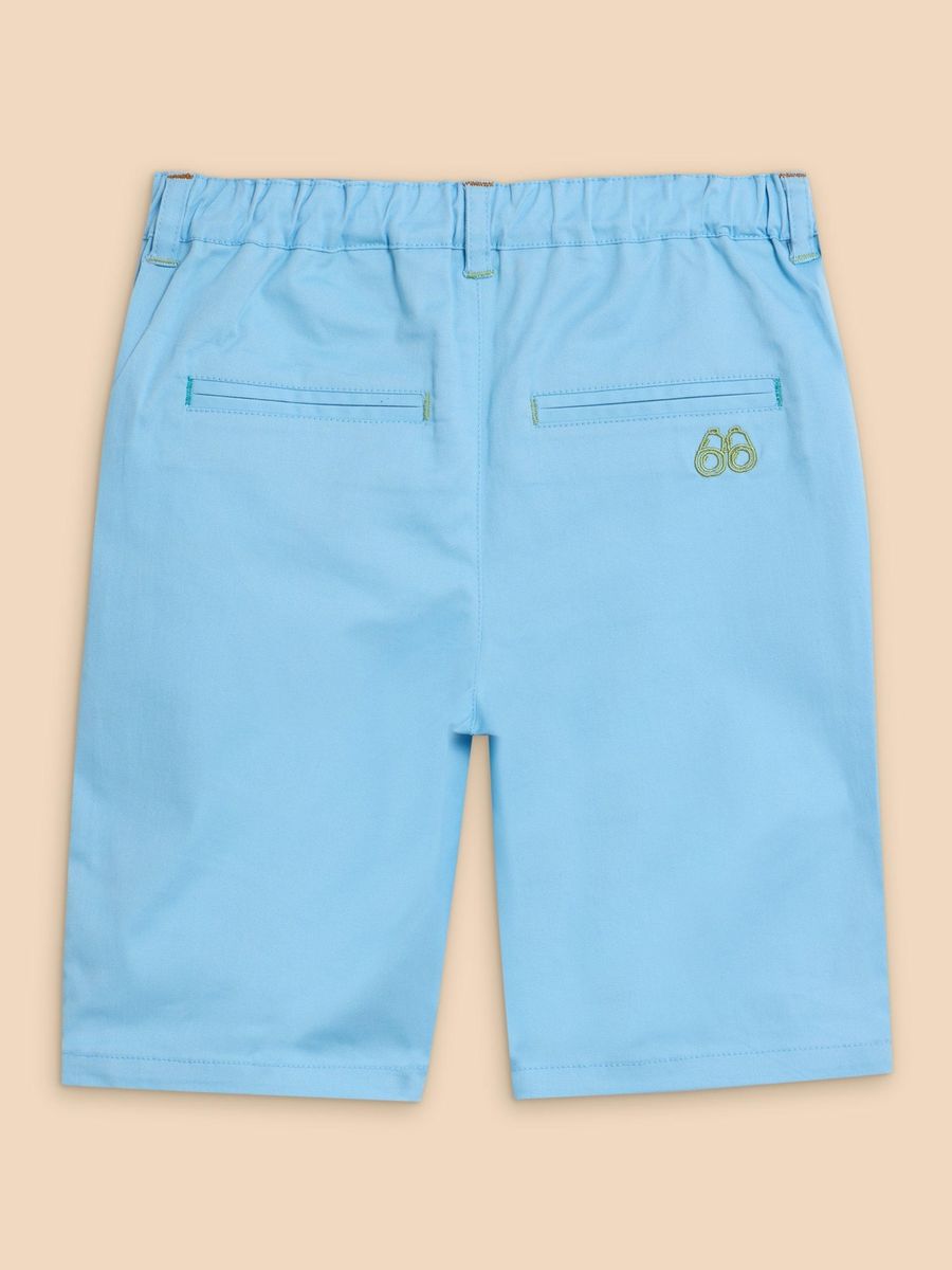 Klassische hellblaue Chinoshorts