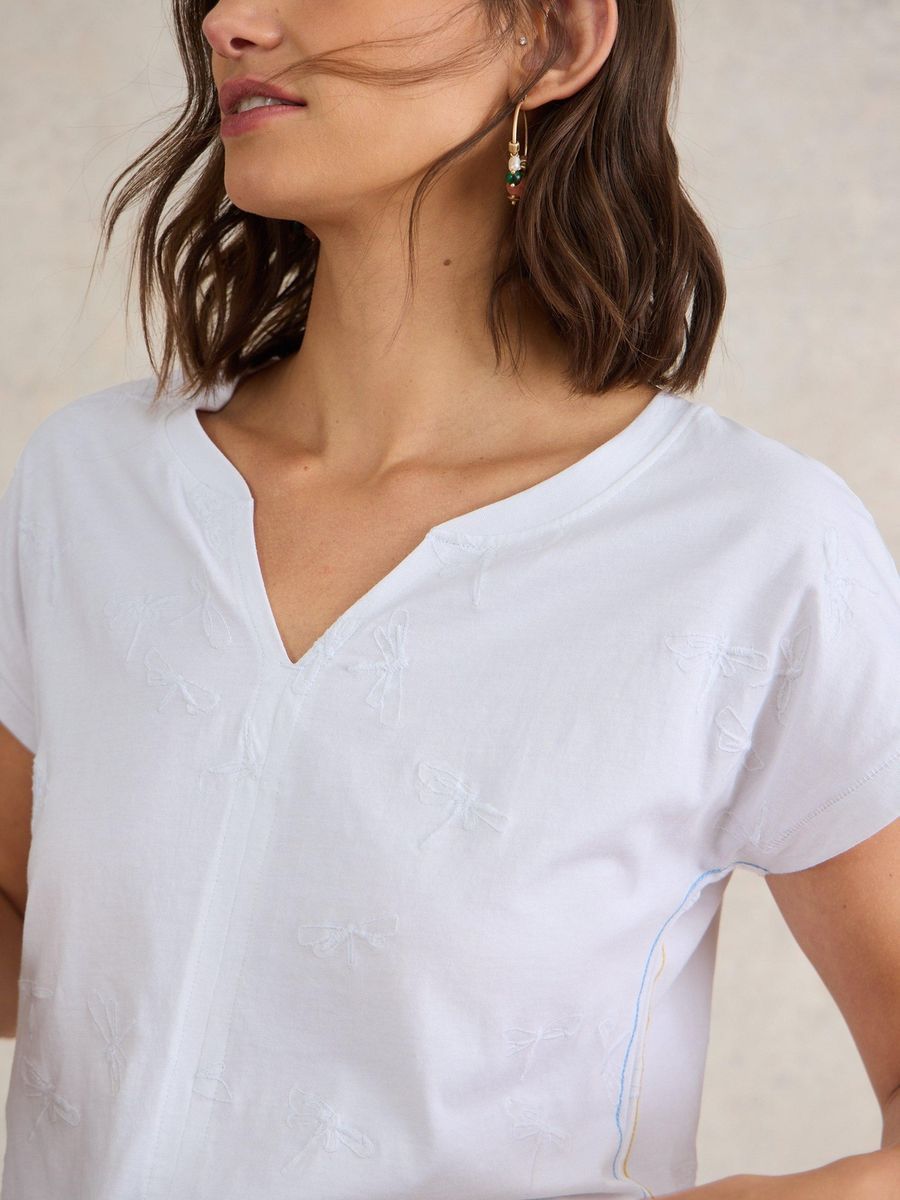 Weißes T-Shirt mit V-Ausschnitt und Stickerei