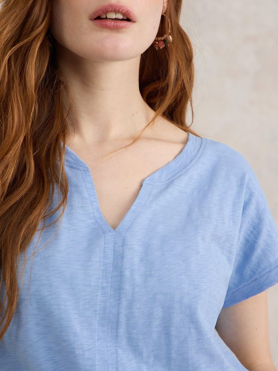 Lässiges T-Shirt mit V-Ausschnitt