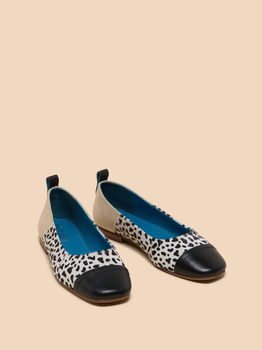Ballerinas aus Leder mit Print-Details