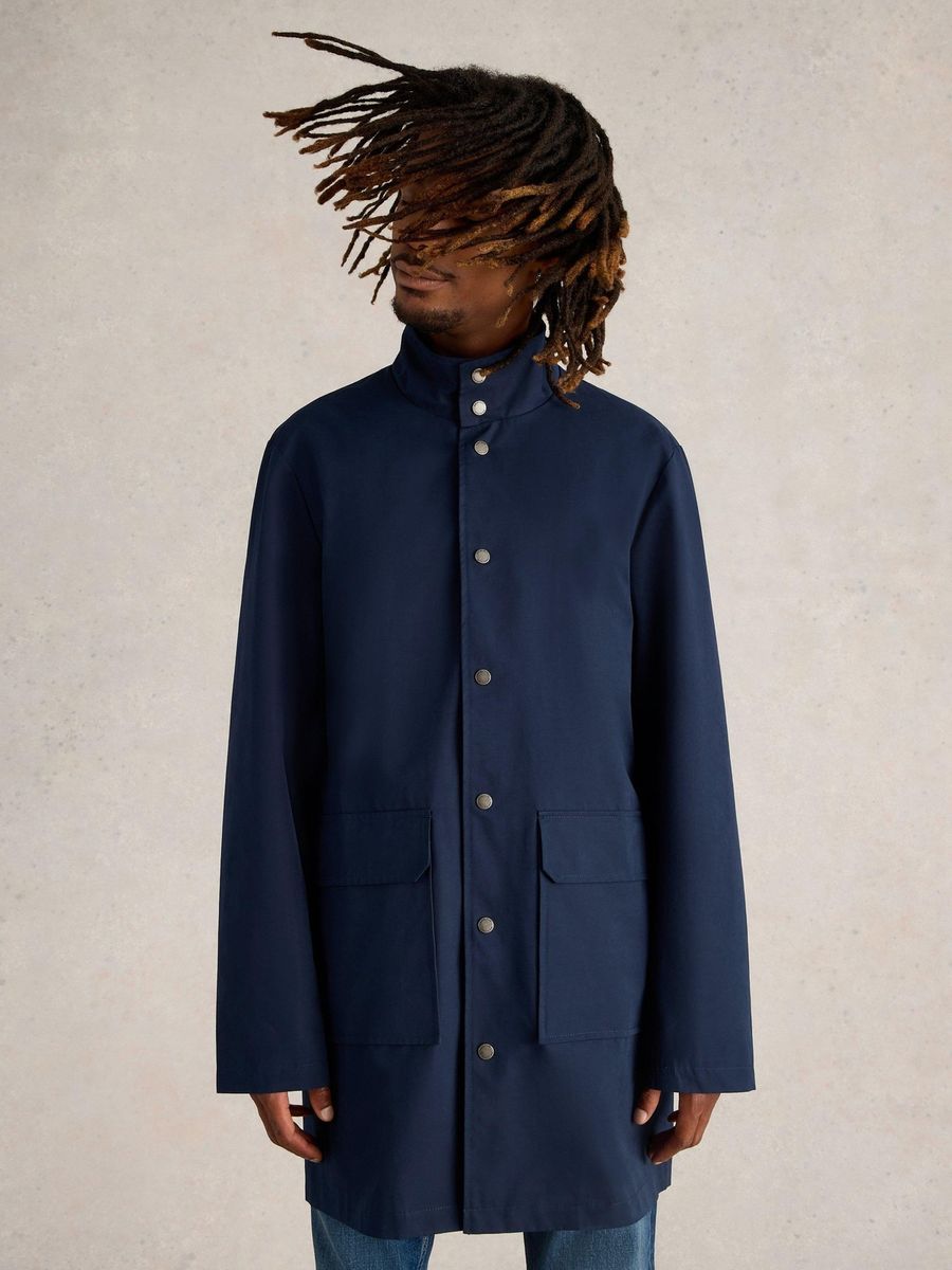 Lässig eleganter kurzer Trenchcoat