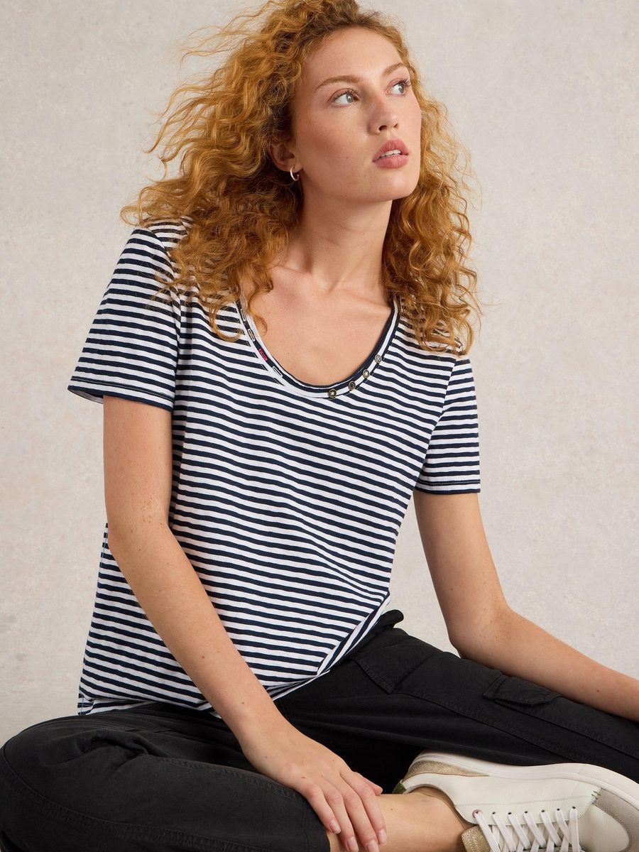 Gestreiftes Baumwoll-T-Shirt mit Knopfdetail